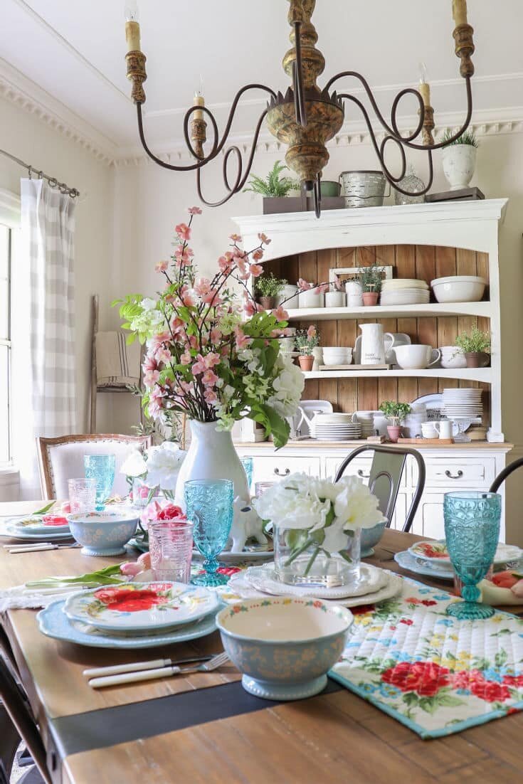 Farmhouse-style-dining-room-gets-summer-floral-update