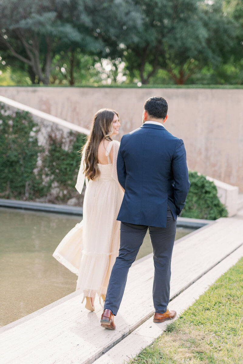 Fort-Worth-Kimbell-Art-Museum-Engagement-Session-Chirstian-Wedding-Photographer-Kortney-Boyett18