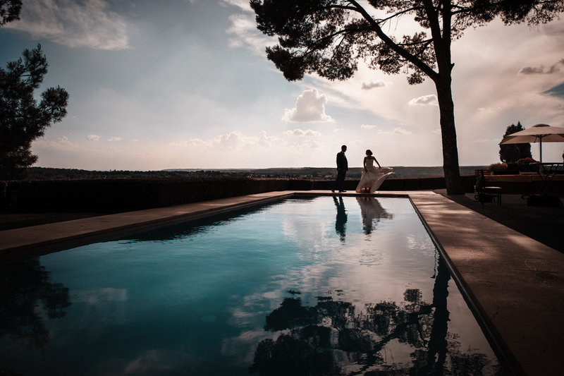 foto pareja de novios al atardecer en piscina