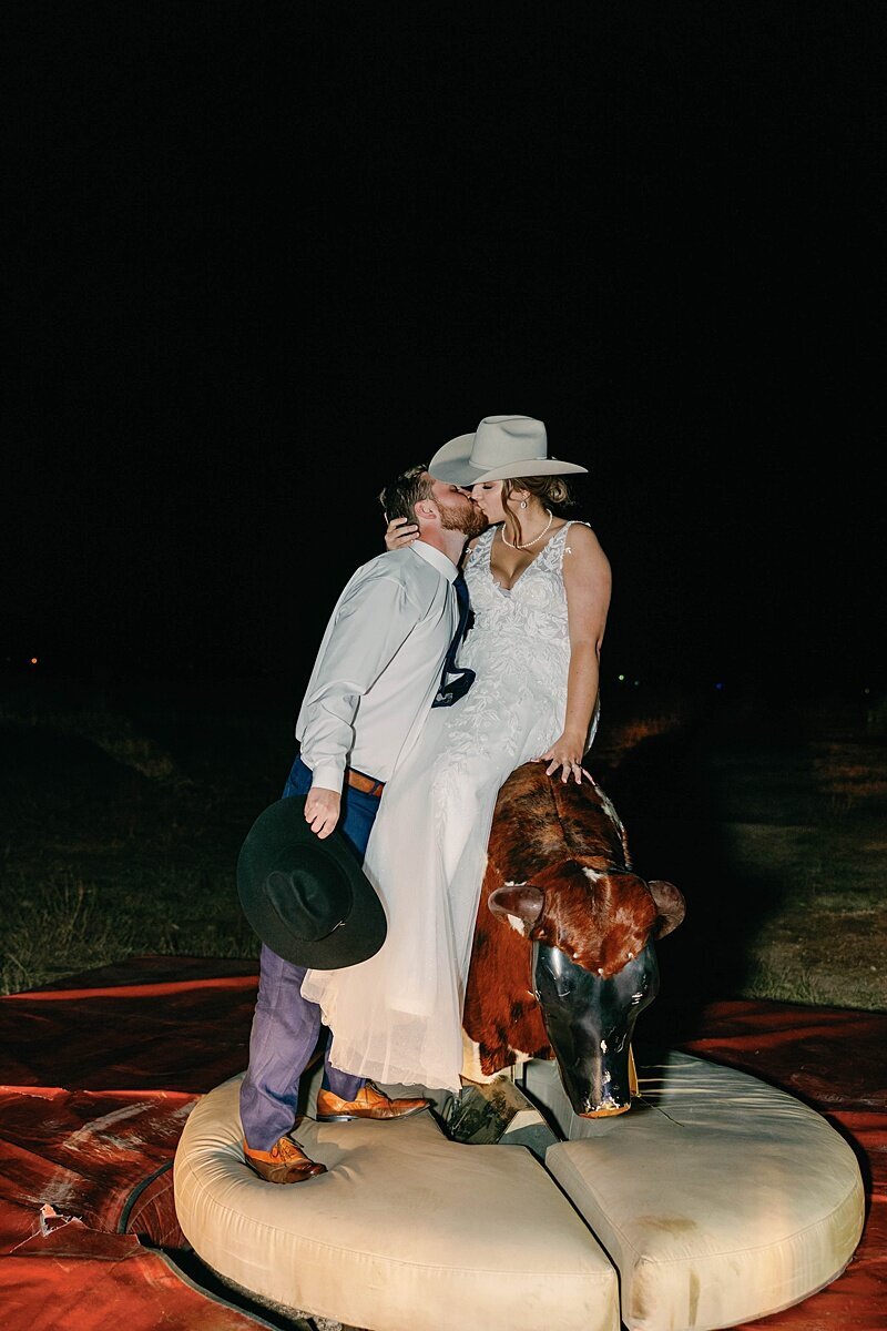 palo-duro-canyon-wedding-photography-couple-kissing-in-palo-duro-canyon-texas