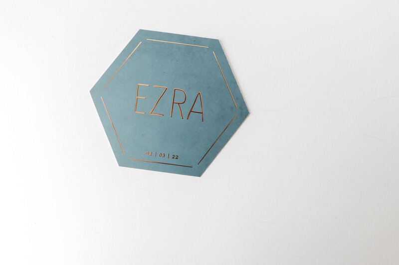 Zeshoek-geboortekaartje-Ezra-grijsblauw-met-goudfolie
