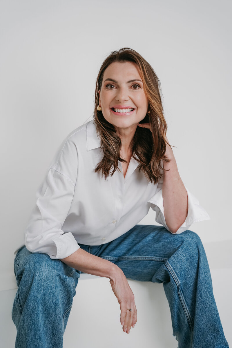 Marjena in een witte blouse