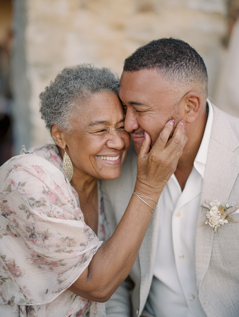 krista5123_mother_of_the_groom_holding_his_face_with_love_Afr_24fec347-0c14-4868-a6f2-ec51d3bcf0c5_2