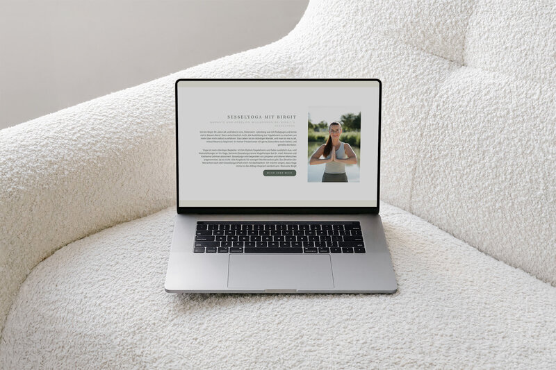 Mockup einer Website für Yogalehrerin Birgit, naturverbunden und mit Fokus auf Sesselyoga gestaltet