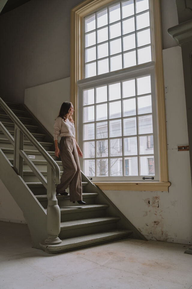 Portretfoto van Rianne, gespecialiseerd in het ontzorgen van professionals en het bieden van structuur.