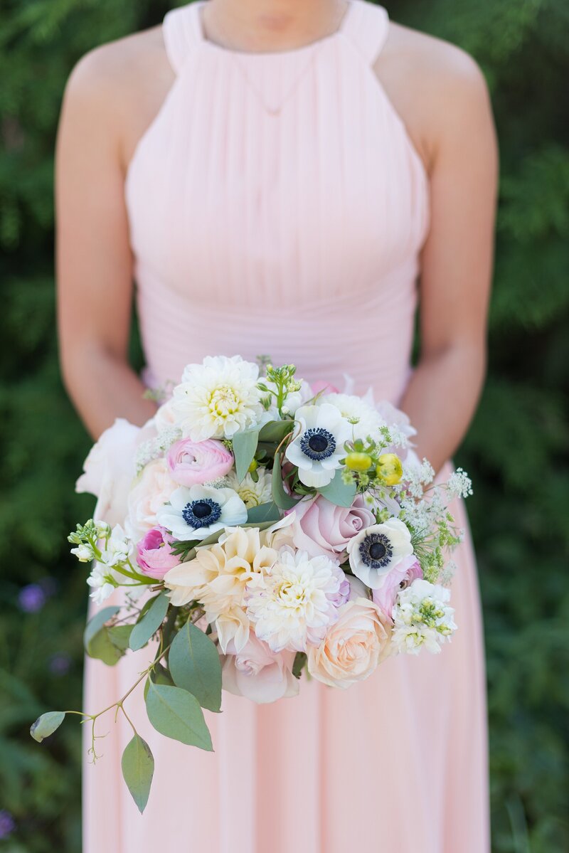 7_bridesmaid-in-blush-holds-anemone-peony-rose-bouquet_4326