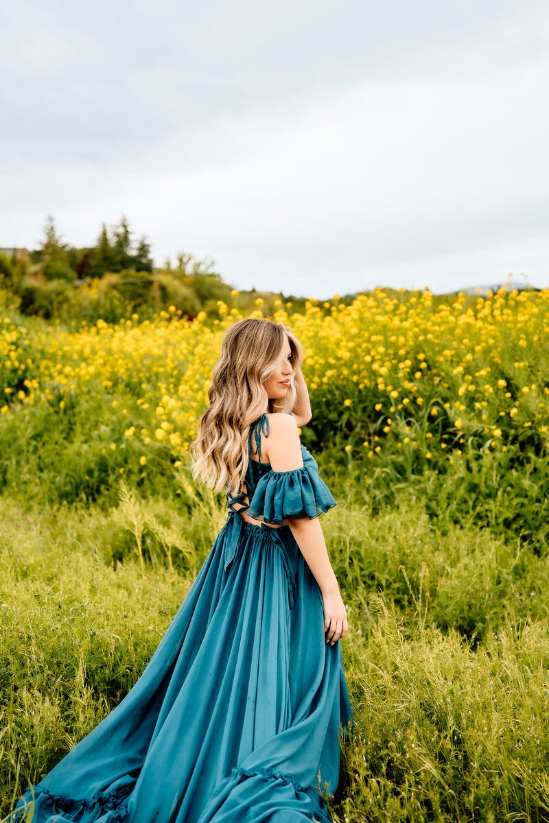 Senior Portrait in Field of Flowers | Photography by Jocelyn