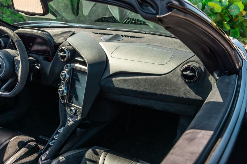 mclaren-720s-spider-convertible-black-for-rent-in-miami-034