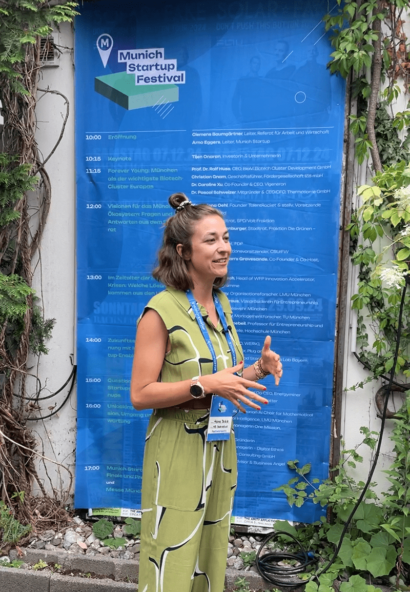 Moderatorin Hanna Zöller als Eventreporterin vor Ort, mit Mikrofon bei einer Konferenz – für Live-Interviews, Social Media Content und Eventberichte