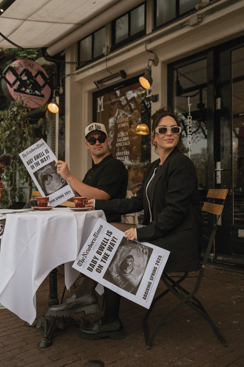 trendy-pregnancy-announcement-with-newspaper-and-cap-amsterdam-inhousecapture