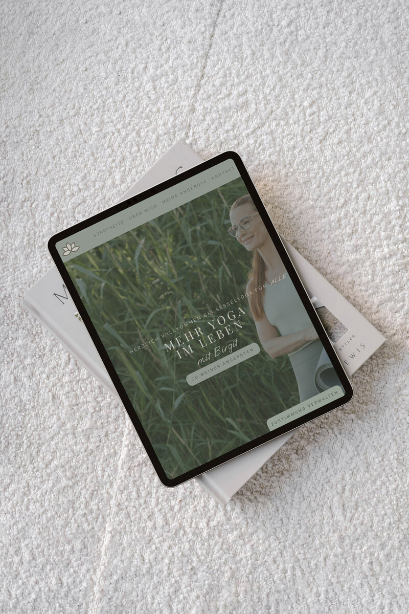 Mockup einer Website für Yogalehrerin Birgit, naturverbunden und mit Fokus auf Sesselyoga gestaltet