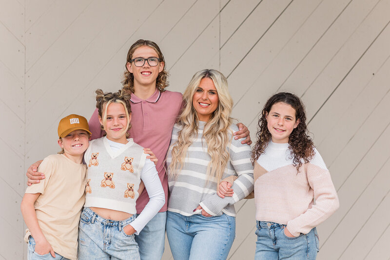 2024 krystal-moore-photography-moose-jaw-white-wall-family-session