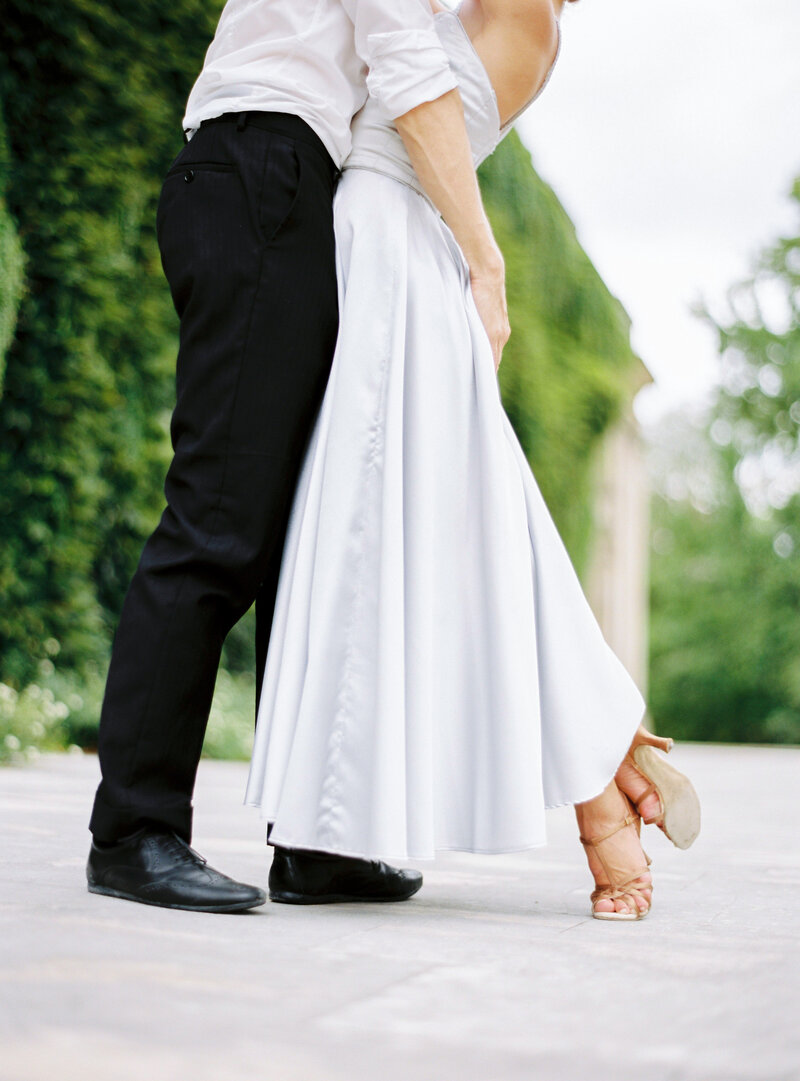 Détail des jambes pendant la séance photo d'engagement du couple à Bordeaux