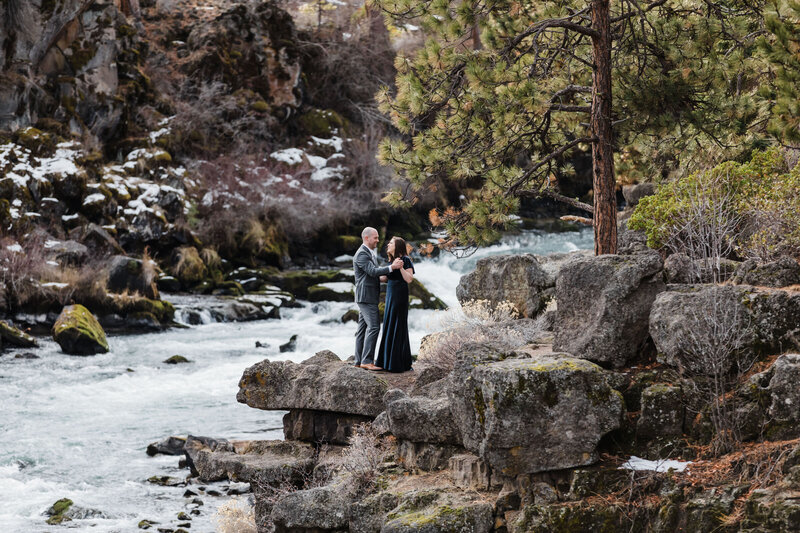 Dillon-Falls-Bend-Oregon-elopement-1