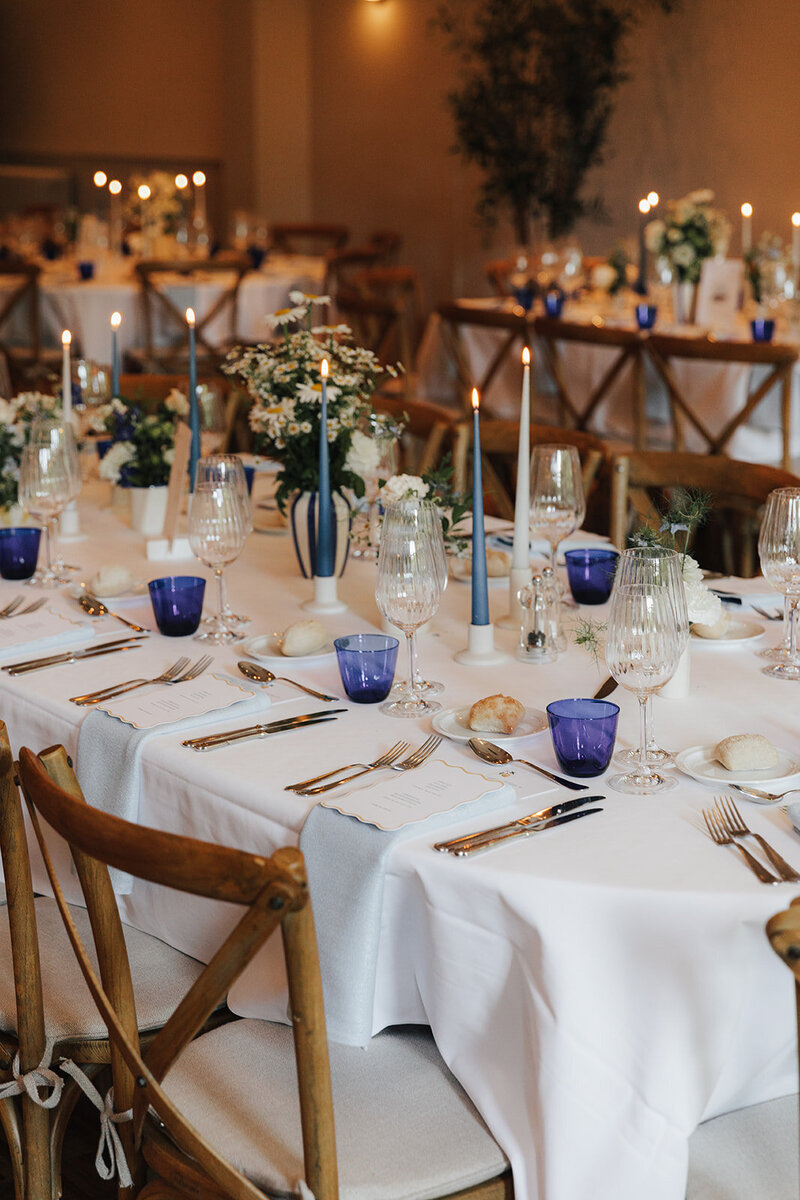 tafelstyling voor een trouw in St-Hubert te Ronse met blauwe en gele accenten