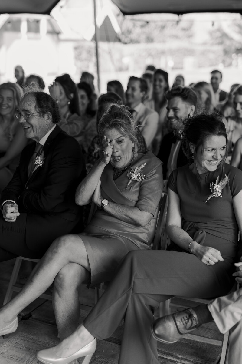 bruiloft ceremonie beste vriendinnen naast elkaar