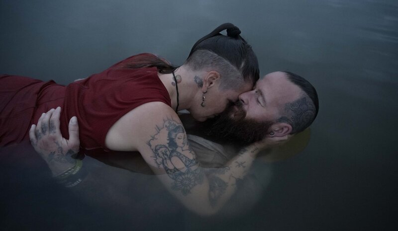 artistieke loveshoot in het water