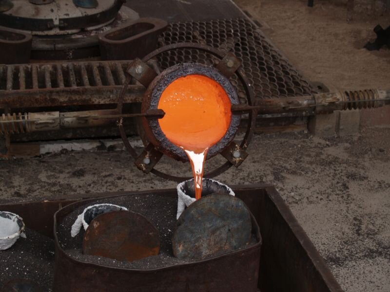 pouring-bronze-2