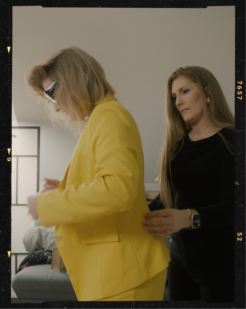 Behind the scenes photo of an empowering portrait session of a woman in a yellow suit in Helena Kristianssons Stockholm Studio
