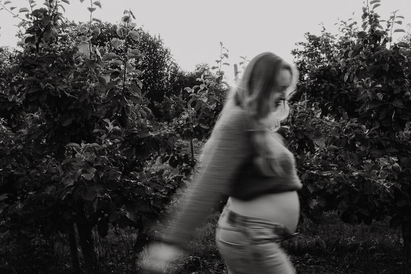 WEB - Kelly & Jonathan - Zwangerschapshoot, gezinsfotograaf, boomgaard, rhoon, buytenhof | Samantha Bosdijk Photography-92