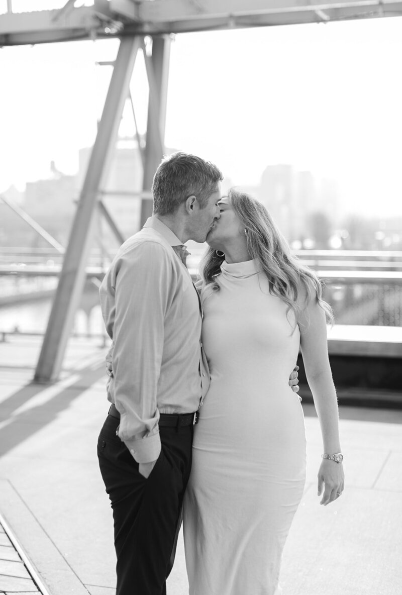 couple-kissing-nyc-pier-manhattan