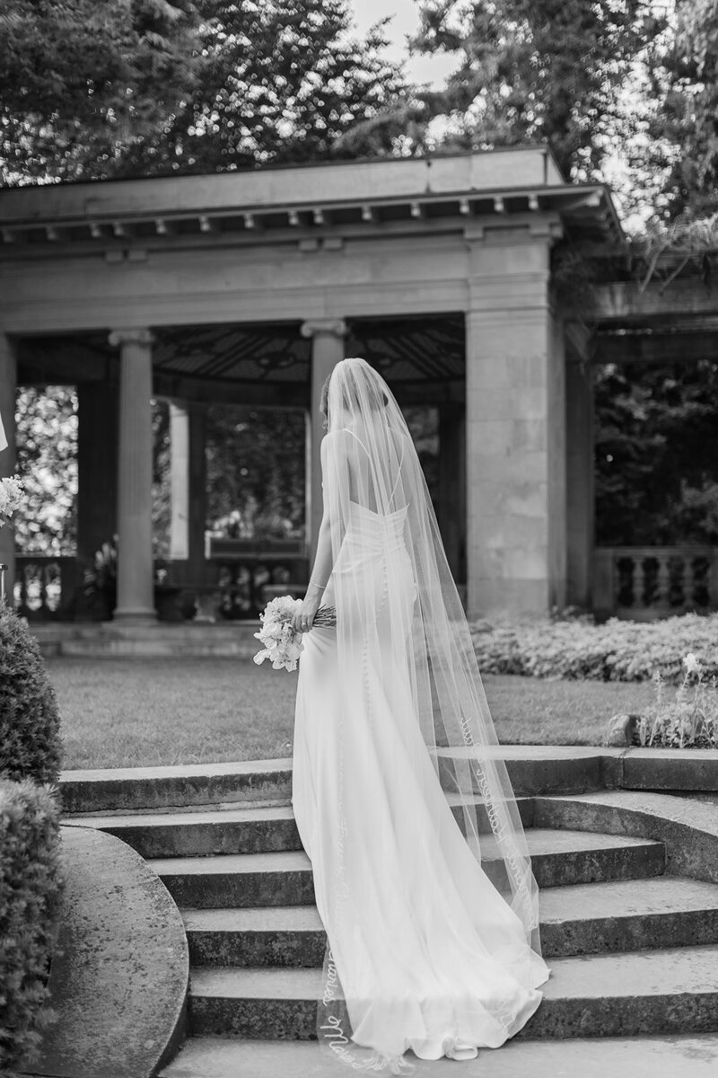 long-veil-white-bouquet