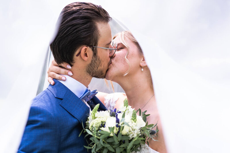 bruidspaar-kus-huwelijk-fakkelfotografie