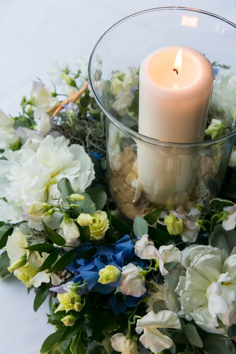 Table flowers for a wedding with a candle in the middle