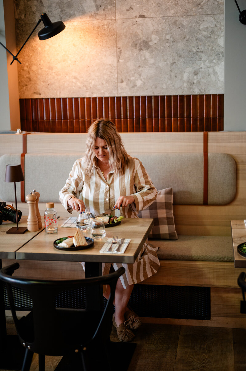 Frau isst im Restaurant LOTTA.