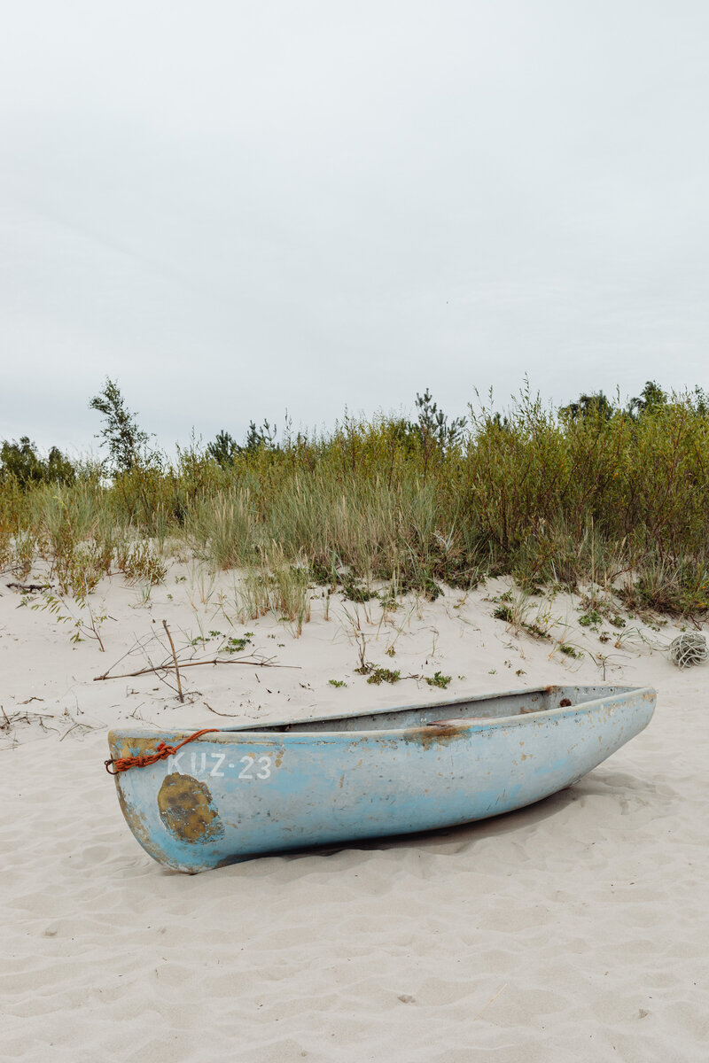 kaboompics_blue-boat-on-the-beach-22465