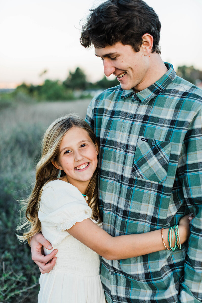 siblings-hugging-in-Rolling-Hills-park