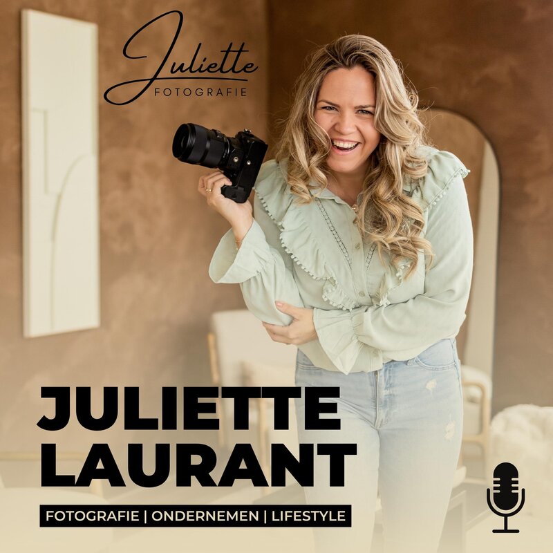 Juliette Laurant lachend met camera in de hand op de cover van haar Podcast
