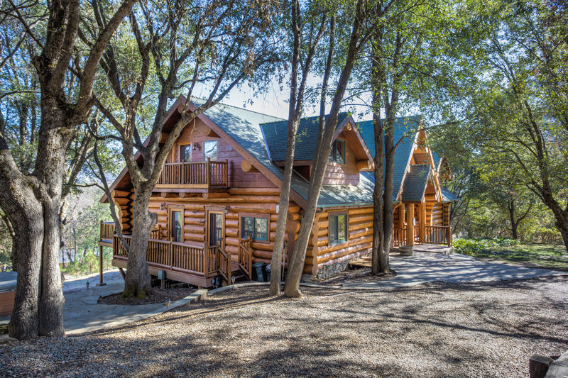 Bass Lake, California Airbnb Near Yosemite National Park | Moosehead Lodge at Bass Lake | Luxury Cabin for Families, Couples, Getaways, Retreats Near Yosemite National Park