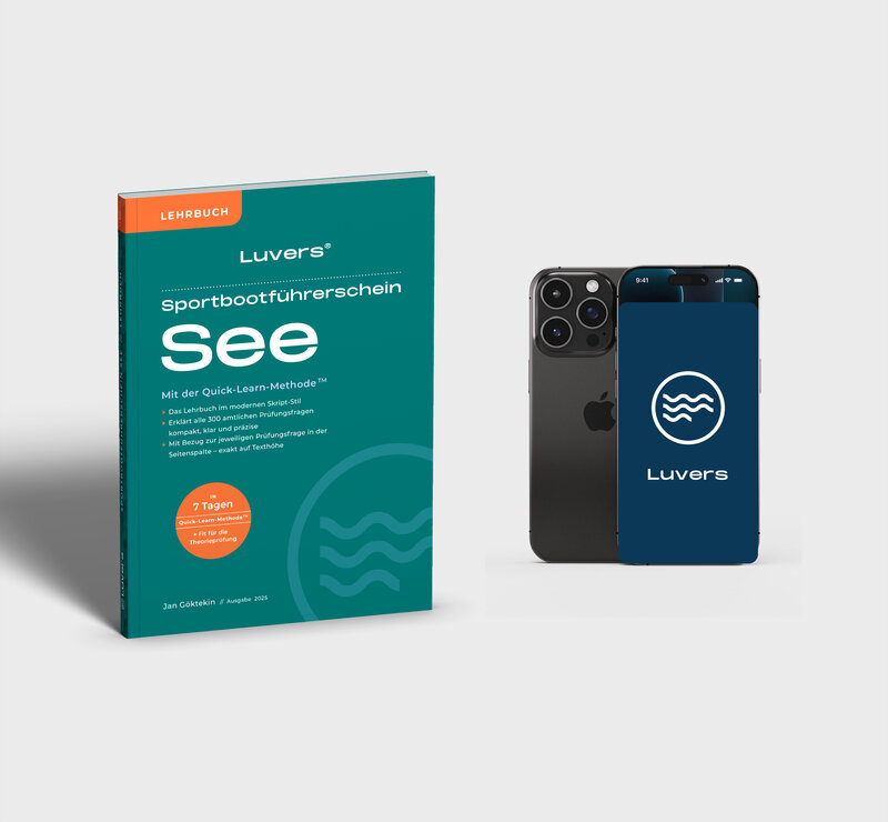 Segelyacht von oben auf dem Meer in tükisblauen Wasser und vier Menschen auf Luftmatratzen im Wasser