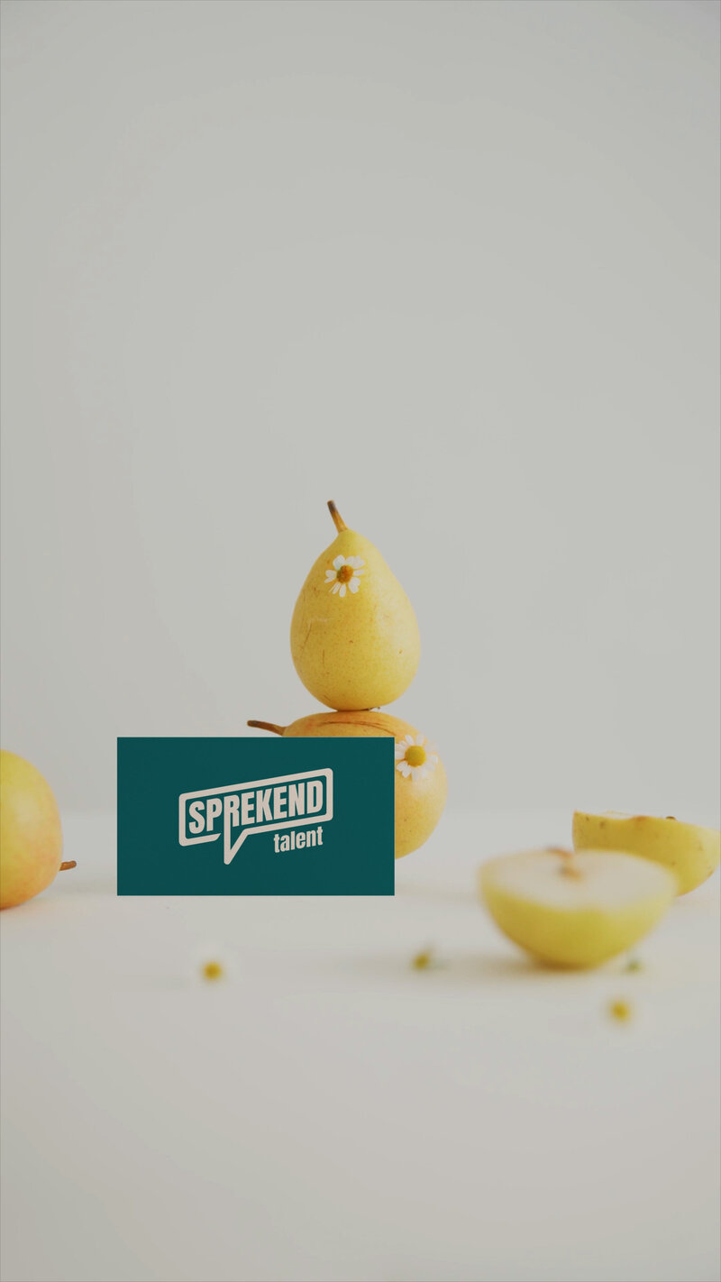 Tablet op houten tafel toont de MEHR-website met kernwaarden en klantbeoordeling