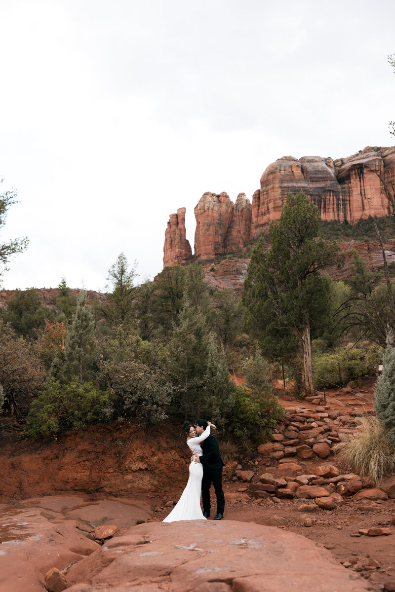 bride and groom kissing in front of Cathedral Rock in Sedona Arizona