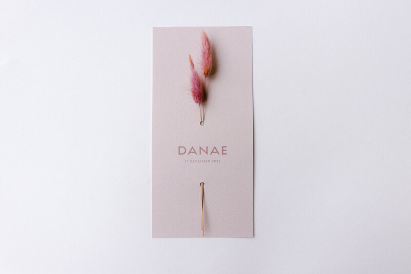 Geboortekaartje-droogbloemen-Danae-met-roze-pluimpjes-2