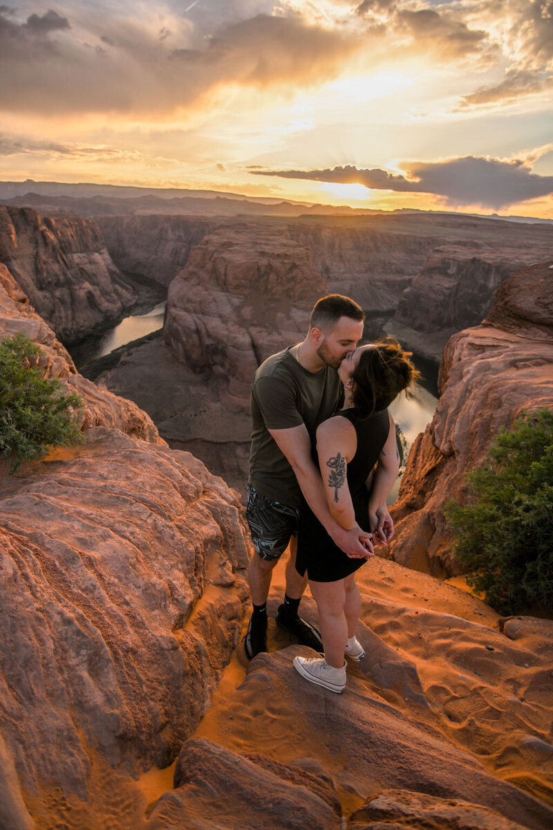 A couple’s engagement proposal at Horseshoe Bend, with the vast canyon and winding river forming a breathtaking scene for the momentous occasion.