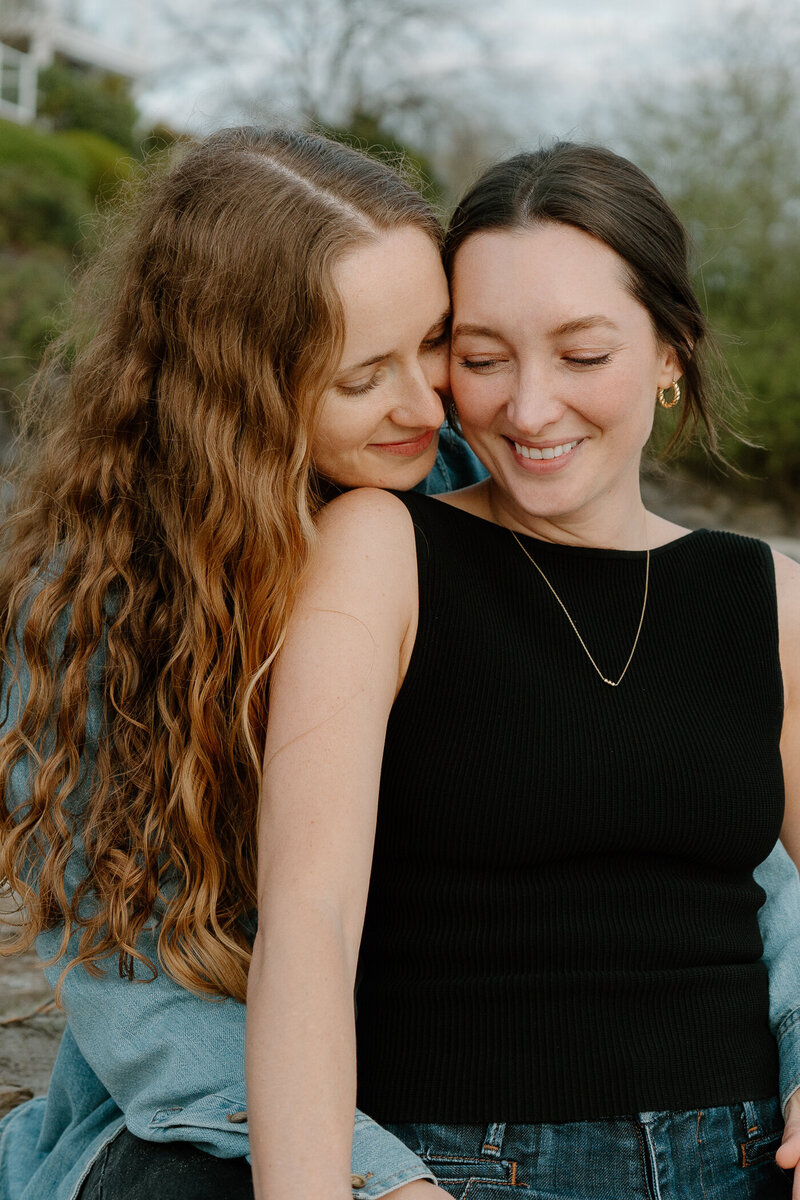 A couple kisses at their Oregon Coast elopement photos. 