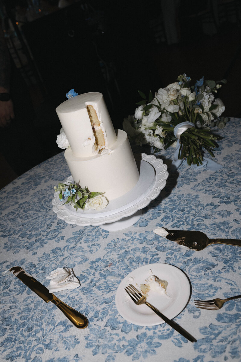 cake cutting flash photos