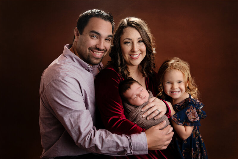 st-louis-newborn-photographer-family-newborn-picture-with-mom-dad-and-big-sister