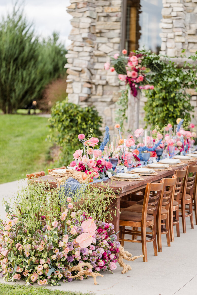 Table Scape at Castle Vineyard, pink and blue accents