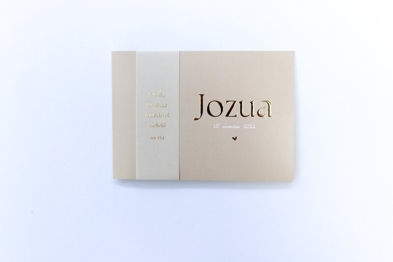 Dubbel-beige-geboortekaartje-met-kalkpapier-en-goudfolie-Jozua-4