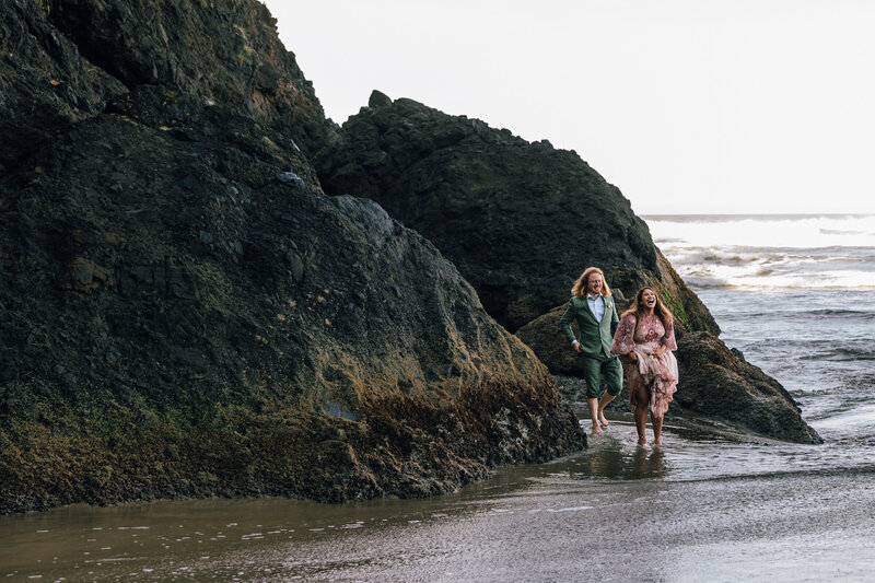 Oregon-Coast-adventure-beach-elopement