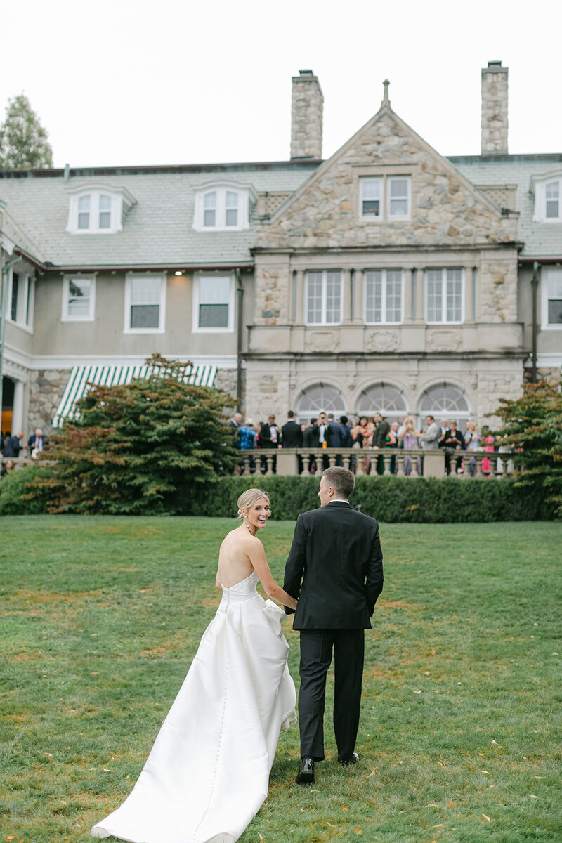 bride-groom-cocktail-hour-blithewold