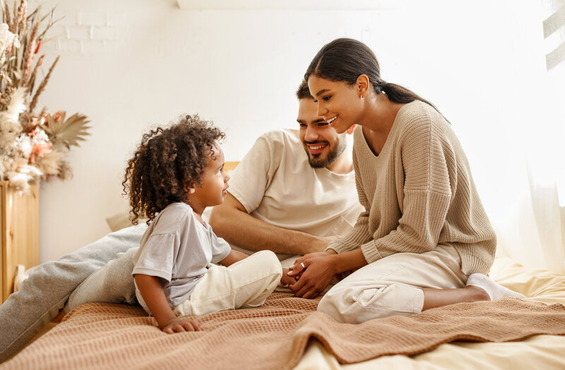 Moment de complicité mère-enfant renforçant la sécurité affective et le lien parent-enfant.