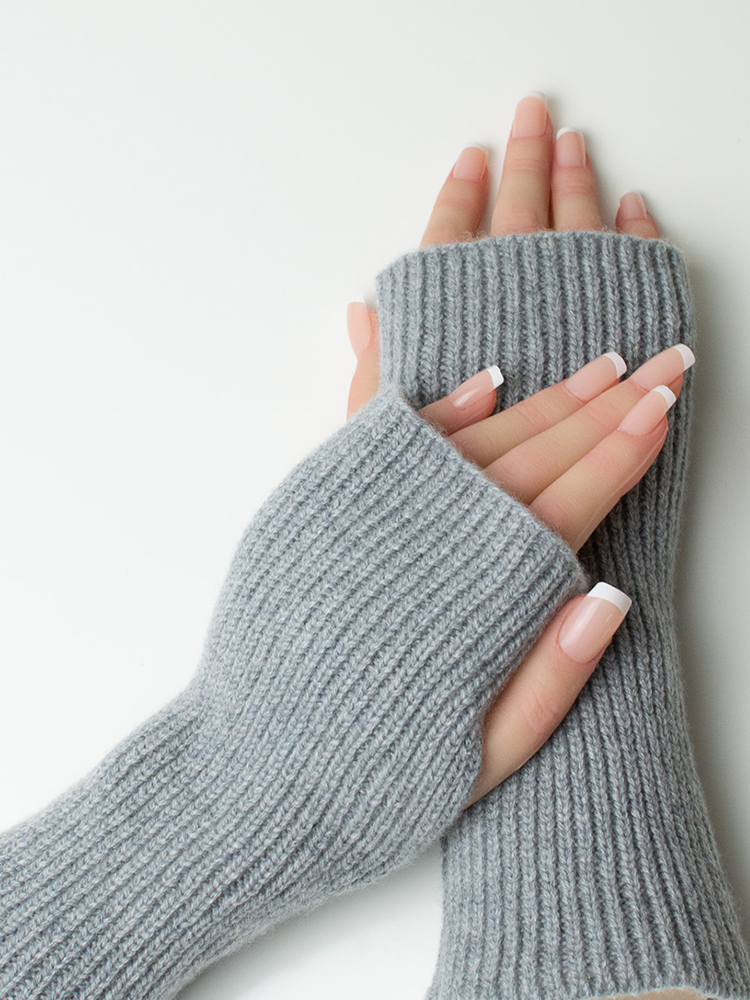Seattle Mitts Cashmere Fog Gray model