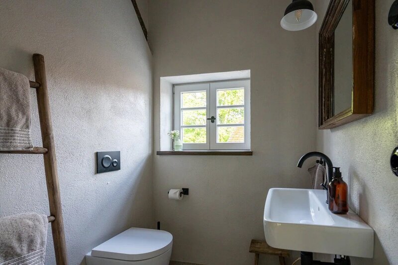 Badezimmer-Schlafzimmer-3-1-Wassermühle-Triglitz-Ferienunterkunft-Deutschland