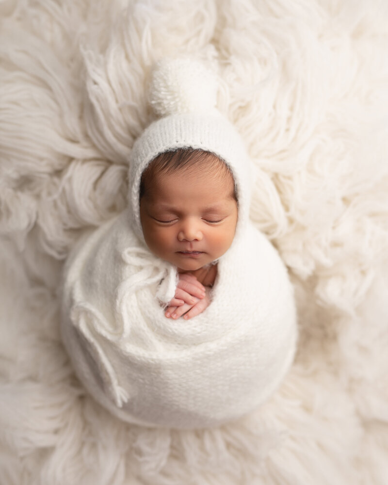 homepage-investment-newborn-white-wrap-flokati-soft-light-paris-ontario