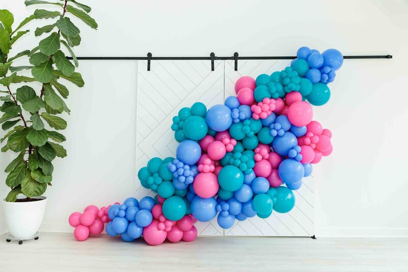 The perfect size for your event with air with flair decor balloon garland sizing guide for 30 ft installations. The guide ensures that your blue,pink,and green balloon garland will fit seamlessly into your space.